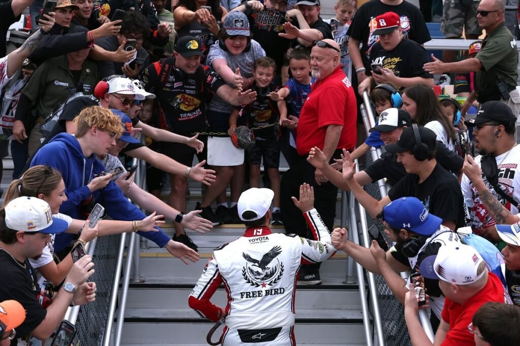 Briscoe vence por 0s029 em Charlotte e corta diferença para Larson no campeonato