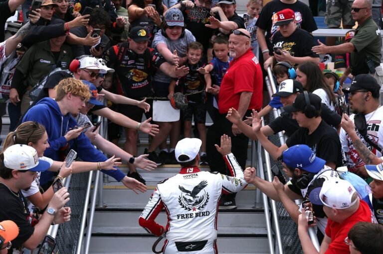 Briscoe vence por 0s029 em Charlotte e corta diferença para Larson no campeonato