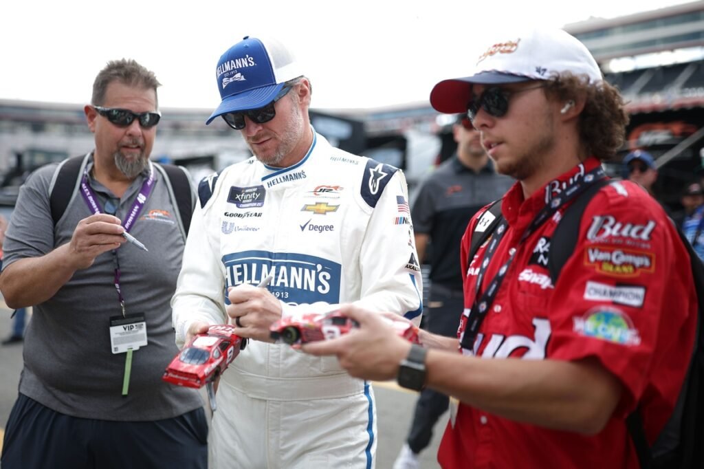 Dale Jr. explica por que não usa “Earnhardt” no autógrafo
