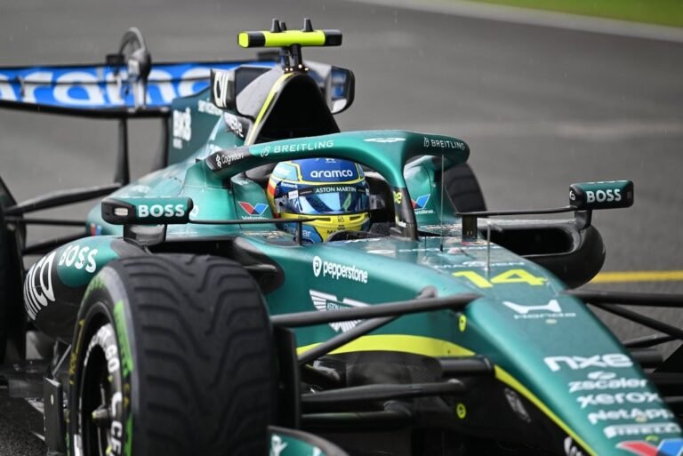 Alonso critica atraso de 1h40 após falhas técnicas em carros na Fórmula 1