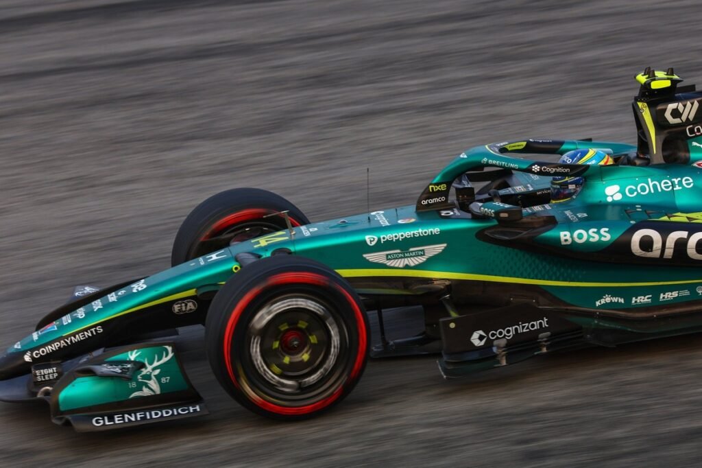 Alonso diz que Aston Martin foi mais rápida que a Ferrari em corrida que valeu pontos