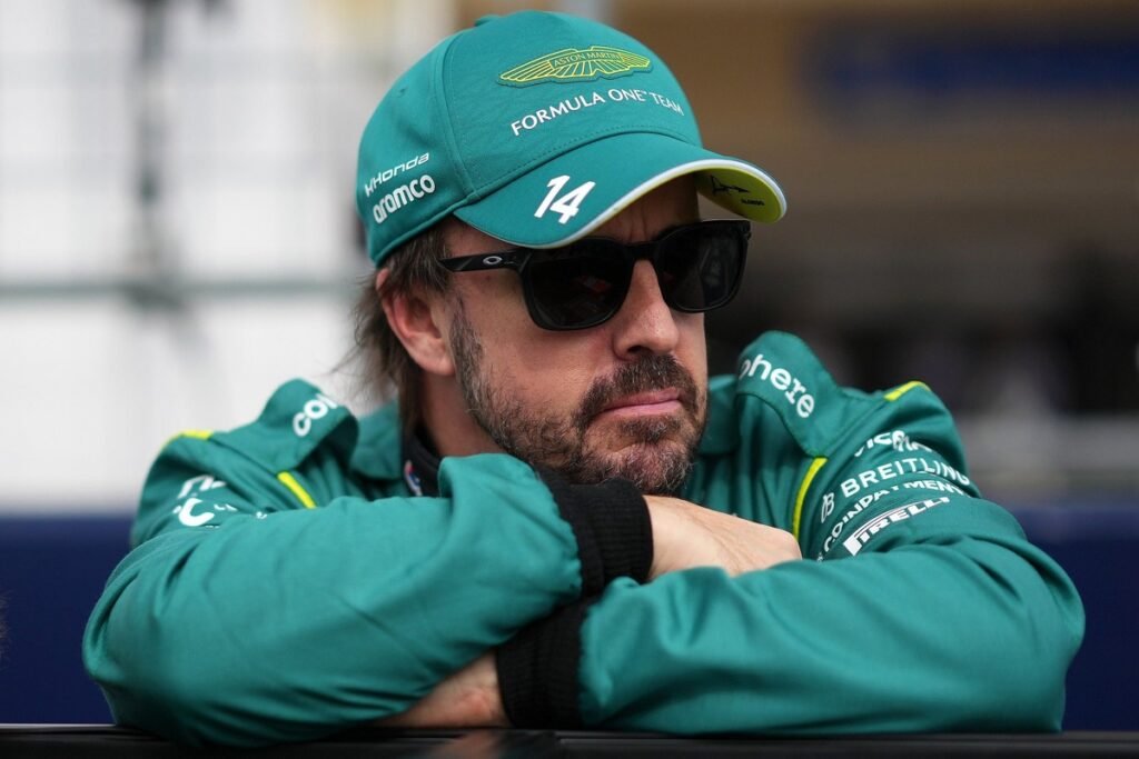 Alonso critica nível da parte de trás do grid após toque com Albon