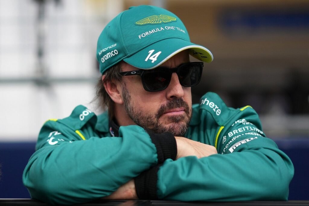 Alonso critica nível do fim do grid após toque com Albon e dano no Aston Martin