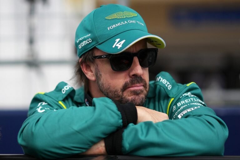 Alonso critica nível do fim do grid após toque com Albon e dano no Aston Martin