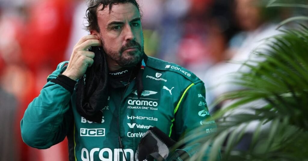 Alonso critica pilotos do fim do grid após toque com Albon e diz que perdeu meio segundo por volta