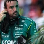 Alonso critica pilotos do fim do grid após toque com Albon e diz que perdeu meio segundo por volta