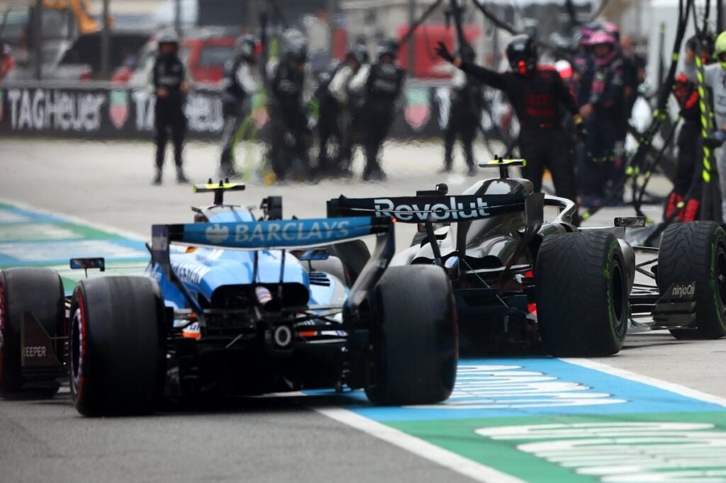 Sainz lamenta batida com Bortoleto após corrida comprometida: “Achei que dava para pontuar”