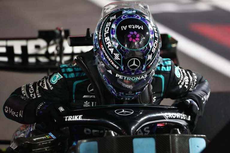 Mercedes explica por que Russell correu com pacote antigo em Singapura