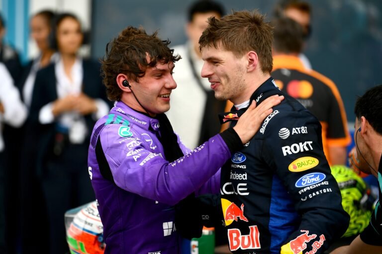 Verstappen vê Antonelli com mais margem de evolução e contrasta fase do piloto com Hamilton