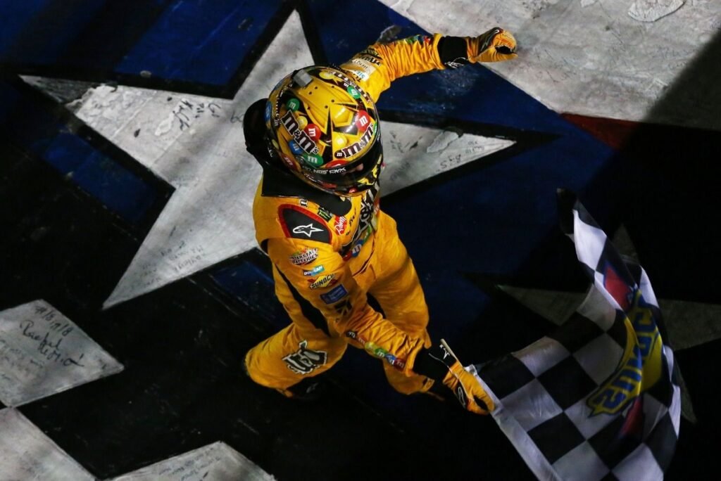 Kyle Busch deixa legado histórico em Charlotte com 18 vitórias na NASCAR