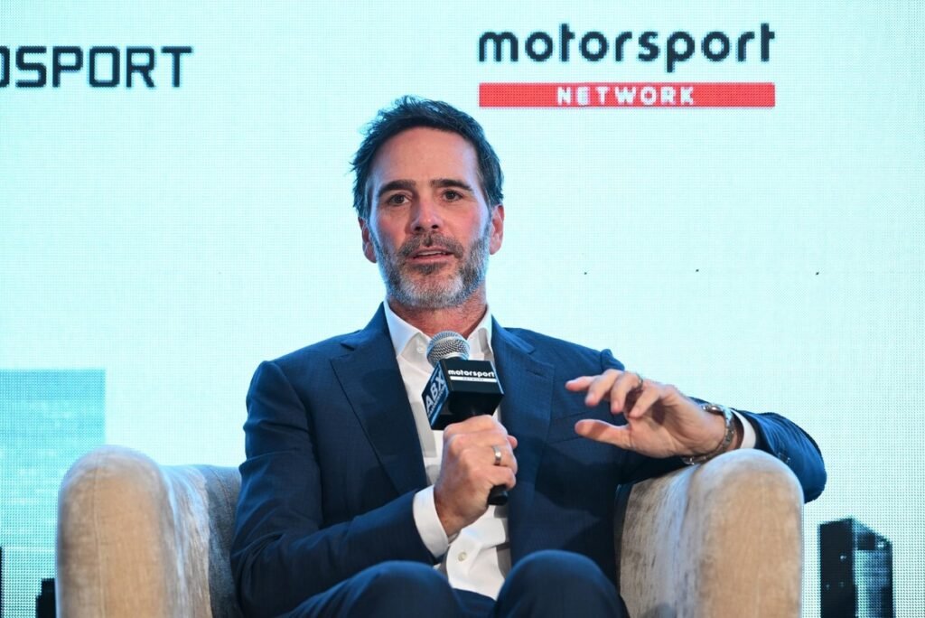Jimmie Johnson diz que comando de equipe na NASCAR é “uma guerra” e detalha fase de expansão da Legacy