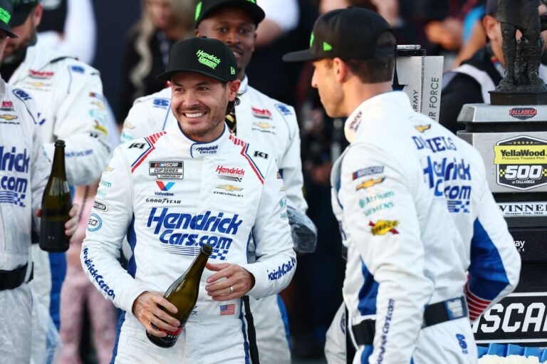 Kyle Larson só pode garantir o título da NASCAR Cup em Martinsville se pontuar mais que Hamlin e Bell