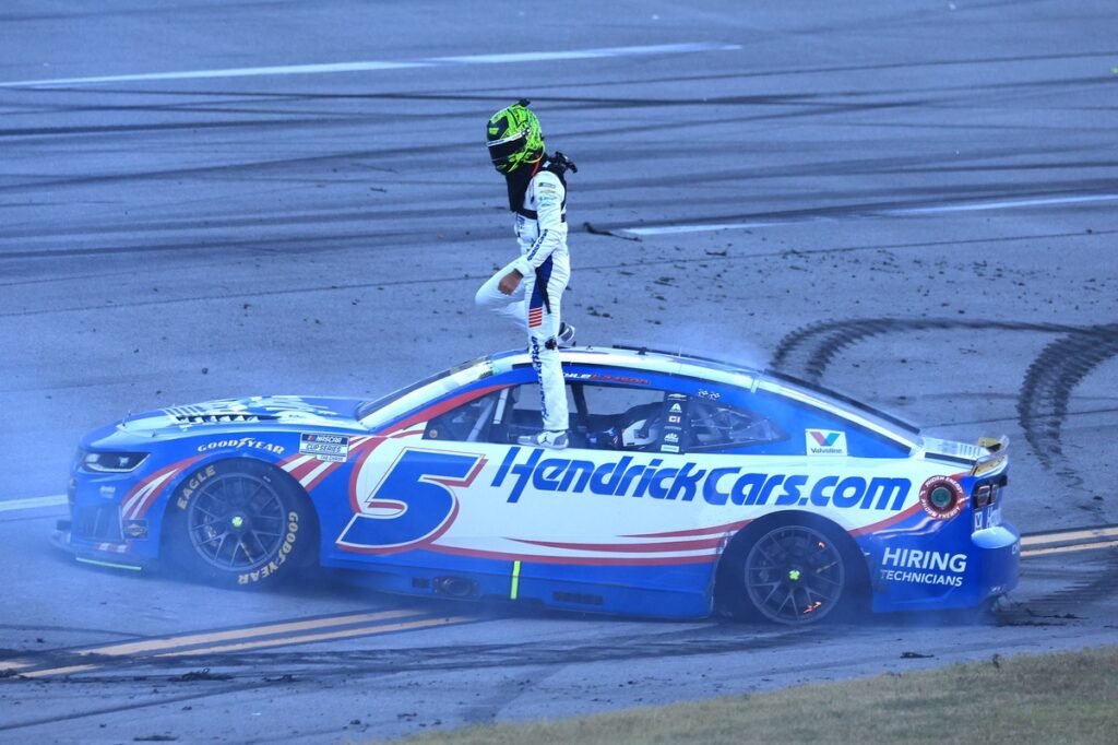 Vitória de Kyle Larson em Talladega reacende debate sobre regra da linha amarela na NASCAR