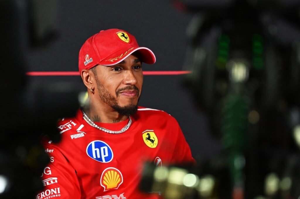 Hamilton sai em defesa de Vasseur em meio a rumores sobre comando da Ferrari