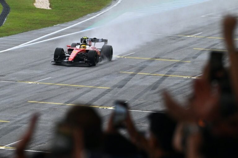 Hamilton diz que pilotos mais jovens estão mais cautelosos para correr na chuva na F1 2026
