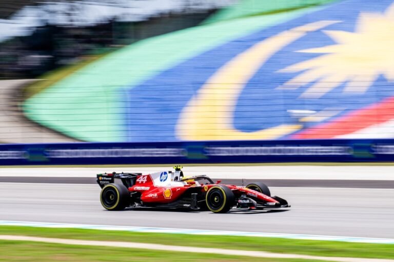 Hamilton recebe advertência por bloquear Bortoleto, e Ferrari é multada em 10 mil euros