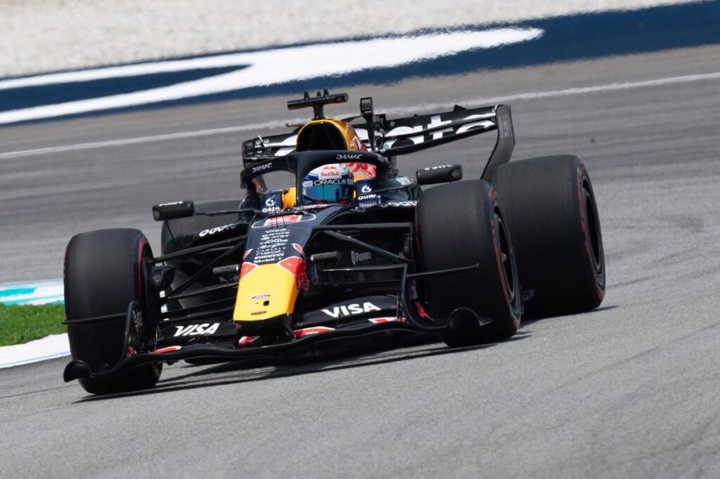 Russell vê Verstappen à frente na briga pela pole após treinos em Sepang
