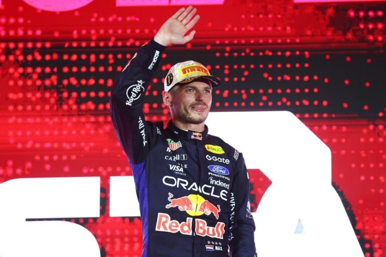 Verstappen vence em Singapura pela primeira vez e chega à 73ª vitória com a Red Bull