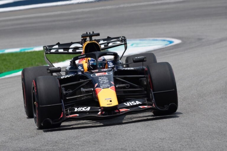 Verstappen lidera ritmo de corrida na Malásia; Mercedes ainda avalia pacote novo