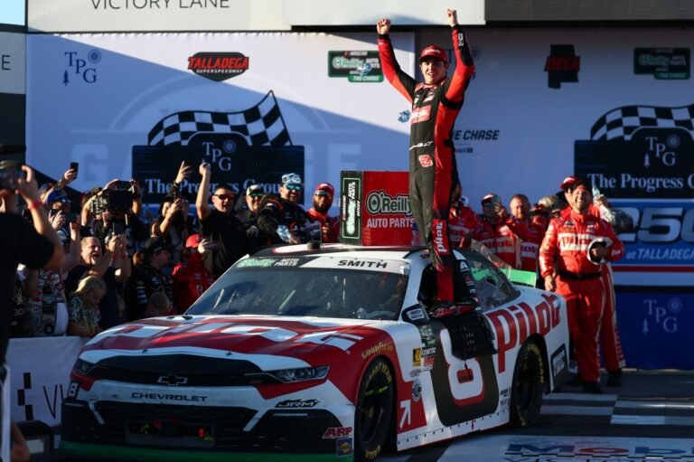 Sammy Smith vence duas vezes em menos de 24 horas em Talladega e entra em lista rara da NASCAR