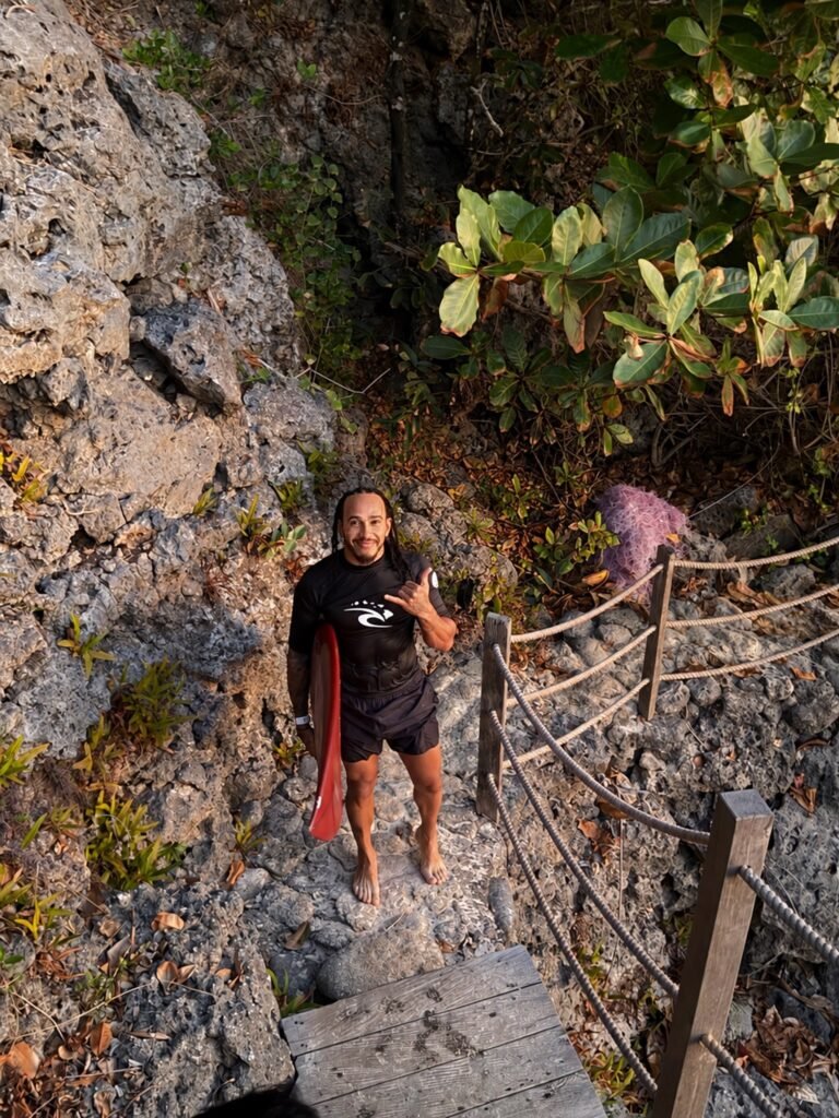 Hamilton surfa em Bali durante folga da Fórmula 1 e recebe comentários de nomes do surfe