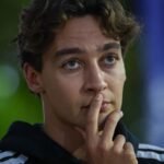 Russell abandona a cinco voltas do fim no Bahrein, e Wolff se irrita com nova falha da Mercedes