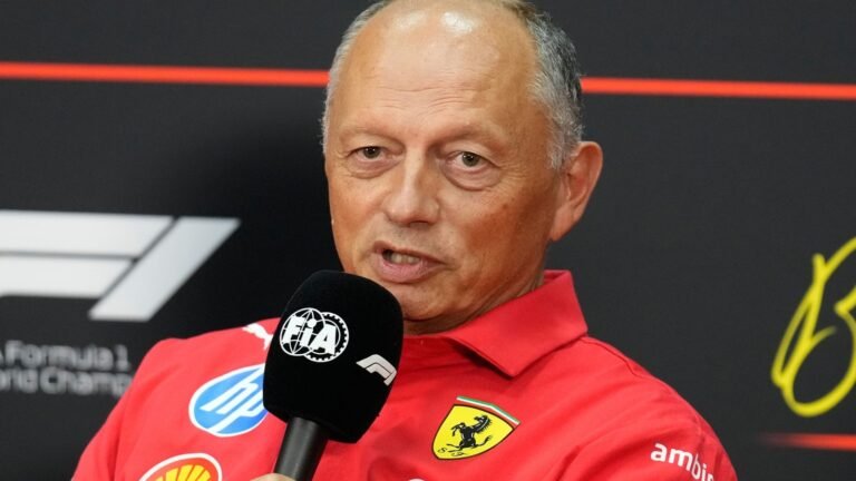 Hamilton cita déficit da Ferrari nas retas após surpreender com lugar na primeira fila