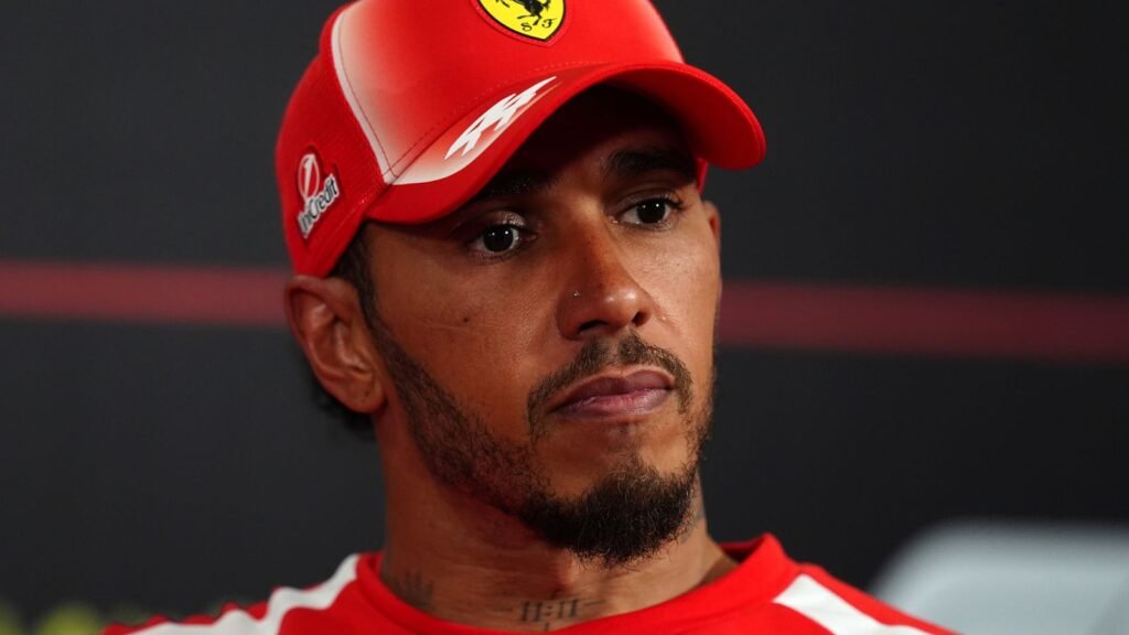Hamilton pede desculpas após ignorar Ferrari em corrida e reacende debate sobre confiança na estratégia