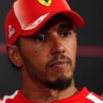 Hamilton pede desculpas após ignorar Ferrari em corrida e reacende debate sobre confiança na estratégia