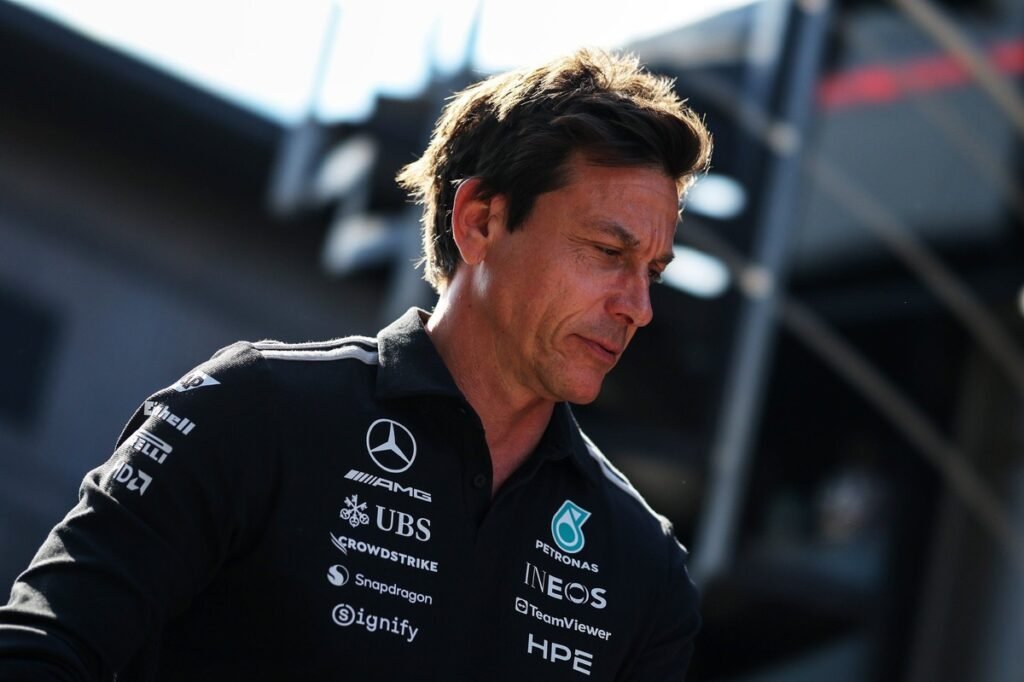 Wolff confirma falha na unidade de potência em abandono de Russell e lamenta chance perdida da Mercedes