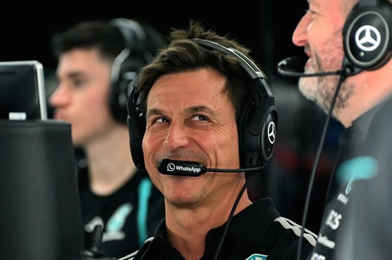Wolff diz que Mercedes avalia dividir suas funções entre “duas ou três pessoas”