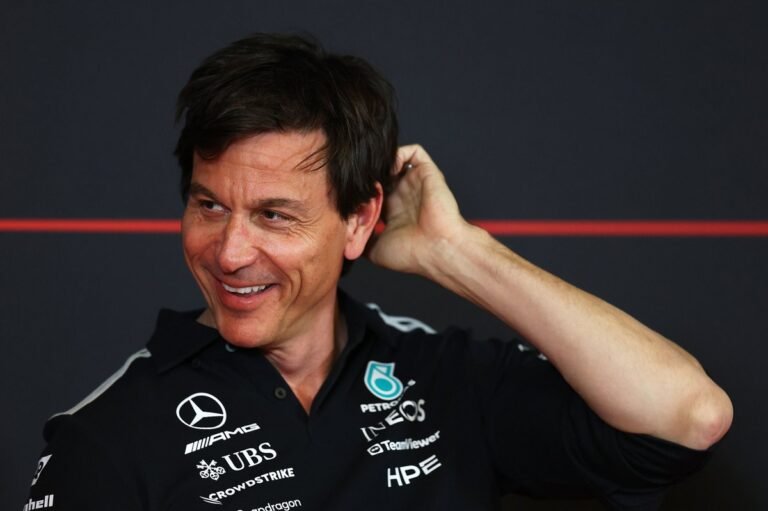 Wolff rebate suspeitas de favorecimento na Mercedes e explica diferença entre carros de Russell e Antonelli