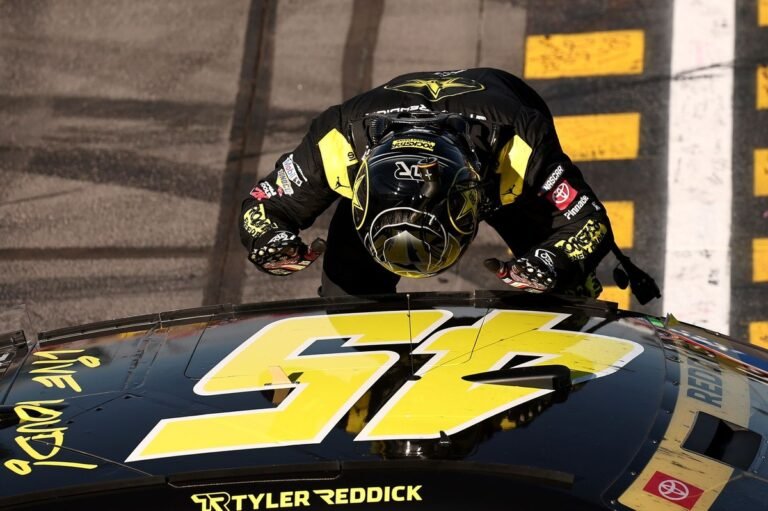 Tyler Reddick vence em Phoenix, encerra jejum de quase seis meses e aperta a disputa na NASCAR Cup