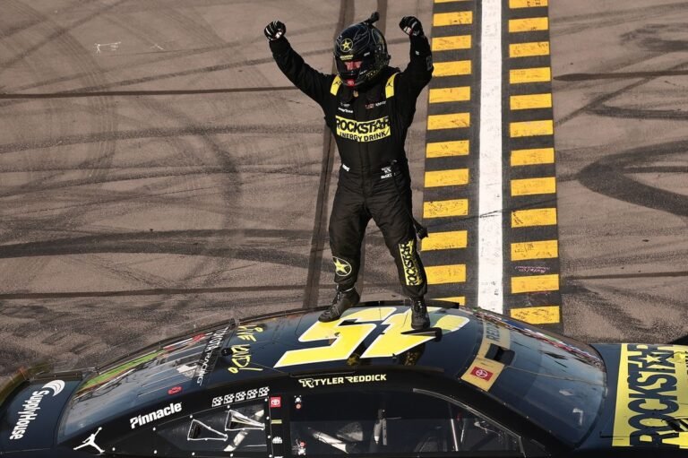 Tyler Reddick vence em Phoenix II após superar Ryan Blaney por 0s801