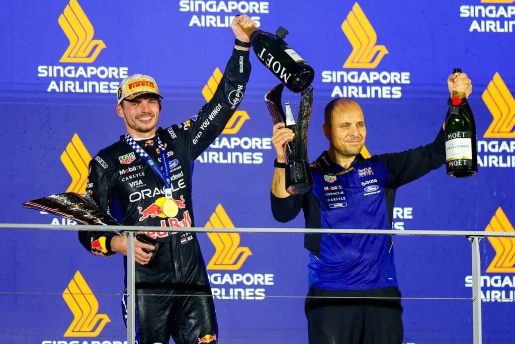 Verstappen chama vitória em Singapura de “muito especial” em despedida com Lambiase no pódio