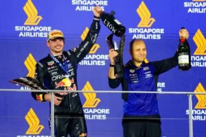 Verstappen chama vitória em Singapura de “muito especial” em despedida com Lambiase no pódio